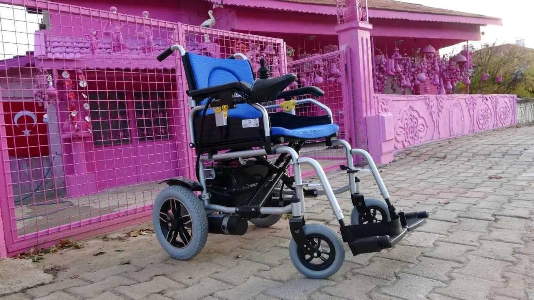 Isparta’nın Barbie Teyzesi: “Akülü Aracım Pembeye Boyansın, Herkes Baksın” 4